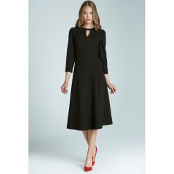 Czarna Kobieca Rozkloszowana Sukienka Midi z Pęknięciem przy Dekolcie. Czarne sukienki damskie NIFE, na imprezę, xs, bez wzorów, z elastanu, bez kołnierzyka, bez rękawów, midi, rozkloszowane. Za 149,90 zł.