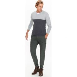 Sweter męski z konstrastowymi kolorami. Szare swetry męskie Top Secret, na zimę, xxl, bez wzorów, z dzianiny, klasyczne, z dekoltem w serek, bez kaptura. W wyprzedaży za 29,99 zł.