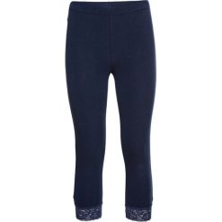 Legginsy rybaczki do spania z koronką bonprix ciemnoniebieski. Niebieskie legginsy damskie bonprix, w koronkowe wzory, z bawełny. Za 29,99 zł.