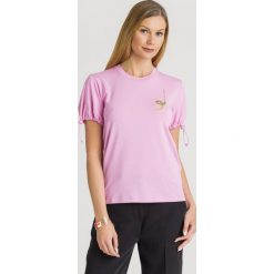 T-SHIRT Emporio Armani. Różowe t-shirty damskie Emporio Armani, z nadrukiem, z materiału, z okrągłym kołnierzem. Za 515,00 zł.