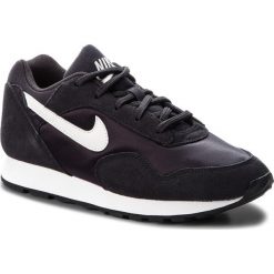 Buty NIKE - Outburst AO1069 002 Oil Grey/Summit White/Black. Czarne półbuty damskie Nike, na co dzień, bez wzorów, ze skóry, bez obcasa, na płaskiej podeszwie, bez zapięcia. W wyprzedaży za 299,00 zł.