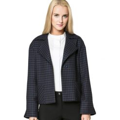 Żakiet w kolorze granatowym. Niebieskie żakiety damskie Deni Cler, bez wzorów, z denimu. W wyprzedaży za 484,95 zł.