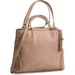 Torebka LIU JO - L Satchel A19138 E0064 Nocciola 71418. Brązowe torebki klasyczne damskie marki Liu Jo, bez wzorów, ze skóry ekologicznej, klasyczne, na ramię, bez dodatków. Za 739,00 zł.