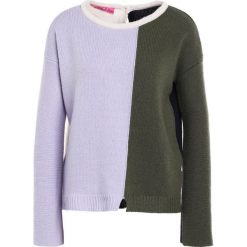 Swetry klasyczne damskie: 81hours Studio BACK TO FRONT Sweter lilac army