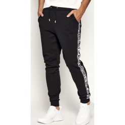 Joggery Alpha Industries Al Tape 198373. Czarne jeansy męskie Alpha Industries, m, bez wzorów, z bawełny. Za 329,00 zł.