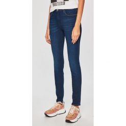 Wrangler - Jeansy Dark Indigo. Niebieskie jeansy damskie Wrangler, z podwyższonym stanem. W wyprzedaży za 229,90 zł.