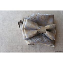MUCHA srebrna z Poszetką w Opakowaniu. Szare muchy męskie Pakamera, w paski, eleganckie. Za 74,00 zł.