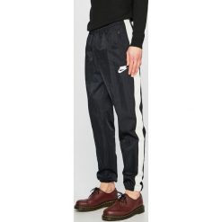 Nike Sportswear - Spodnie. Brązowe spodnie męskie marki Nike Sportswear, na co dzień, s, bez wzorów, z poliesteru, casualowe. Za 279,90 zł.