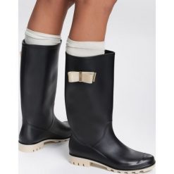 Czarno-Beżowe Kalosze Raining Men. Czarne kalosze damskie Renee, bez wzorów, z kauczuku, przed kolano. Za 59,99 zł.