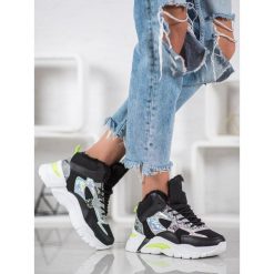 Sneakersy z efektem holo. Sneakersy damskie BELLA PARIS, z zamszu. Za 119,00 zł.