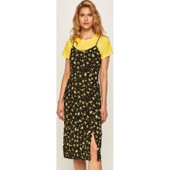 Calvin Klein Jeans - Sukienka. Czarne sukienki damskie Calvin Klein Jeans, s, bez wzorów, z poliesteru, z okrągłym kołnierzem, bez rękawów, midi, rozkloszowane. W wyprzedaży za 269,90 zł.