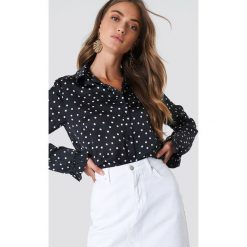 NA-KD Satynowa koszula - Black. Czarne koszule damskie NA-KD, bez wzorów, z poliesteru, bez kołnierzyka, bez rękawów. Za 121,95 zł.