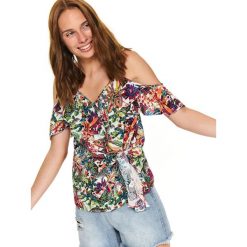 Printowana bluzka z falbanką. Białe bluzki damskie Top Secret, w kwiaty, z tkaniny, eleganckie, z falbankami, z krótkim rękawem. W wyprzedaży za 49,99 zł.