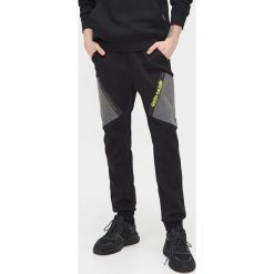 Joggery z kieszeniami - Czarny. Czarne spodnie męskie Cropp, s. Za 119,99 zł.