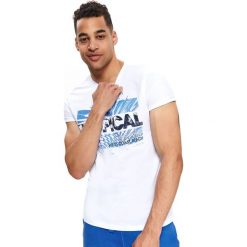 T-shirt z nadrukiem. Białe t-shirty męskie Top Secret, na zimę, xl, z nadrukiem, z bawełny, wakacyjne, bez kołnierzyka, krótkie. W wyprzedaży za 19,99 zł.
