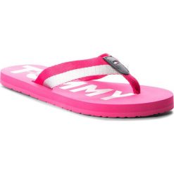 Japonki TOMMY HILFIGER - Glitter Strap Beach Sandal FW0FW02957 Bright Rosa 633. Różowe klapki damskie TOMMY HILFIGER, bez wzorów, ze skóry, bez obcasa. W wyprzedaży za 139,00 zł.