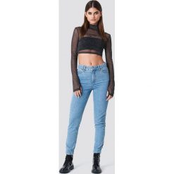 Sahara Ray x NA-KD Siateczkowy top z długim rękawem - Black. Czarne topy damskie Sahara Ray x NA-KD, z napisami, bez kołnierzyka. W wyprzedaży za 40,38 zł.