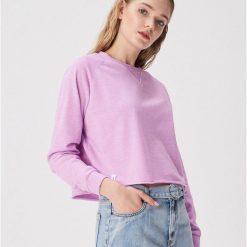 Krótka bluza basic - Fioletowy. Fioletowe bluzy damskie Sinsay, s, bez wzorów, z krótkim rękawem, krótkie, bez kaptura. Za 29,99 zł.
