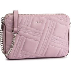 Torebka DKNY - Allen Md Crossbody R83EB639 Lt Lavender LLV. Różowe torebki klasyczne damskie DKNY, z aplikacjami, ze skóry, wizytowe, zdobione, bez dodatków. Za 849,00 zł.