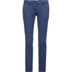 Spodnie materiałowe Trussardi Jeans Garment Dyed 56P00001. Niebieskie spodnie damskie Trussardi Jeans, z elastanu. W wyprzedaży za 169,00 zł.