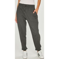 Pepe Jeans - Spodnie Hugen. Szare boyfriendy damskie Pepe Jeans. W wyprzedaży za 199,90 zł.