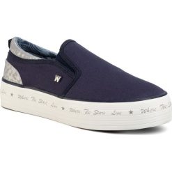 Tenisówki WRANGLER - Java Slip On WL01646A Navy 016. Niebieskie półbuty damskie Wrangler, na co dzień, bez wzorów, z gumy, bez obcasa, na płaskiej podeszwie, bez zapięcia. Za 209,00 zł.