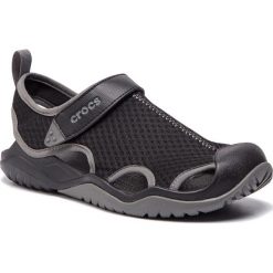 Sandały CROCS - Swiftwater Mesh Deck Sandal M 205289 Black. Czarne klapki męskie Crocs, bez wzorów, z tworzywa sztucznego. Za 219,00 zł.