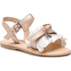 Sandały GUESS - Rouches FI6ROU SAT03 WHITE/GOLD. Żółte sandały dziewczęce Guess, ze skóry ekologicznej, bez zapięcia. W wyprzedaży za 179,00 zł.