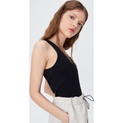 Top zapięciem przy dekolcie - Czarny. Czarne topy damskie Sinsay, s, bez wzorów, bez kołnierzyka. Za 14,99 zł.