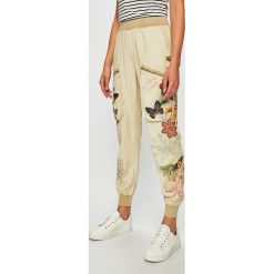 Desigual - Spodnie. Brązowe spodnie damskie Desigual, s, bez wzorów, z lyocellu, casualowe. Za 429,90 zł.