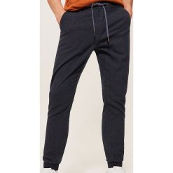 Spodnie typu jogger - Granatowy. Niebieskie joggery męskie House. Za 129,99 zł.