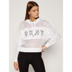Bluza DKNY Sport DP0T7296. Białe bluzy sportowe damskie DKNY Sport, s, bez wzorów, z elastanu, bez rękawów, bez kaptura. Za 399,00 zł.