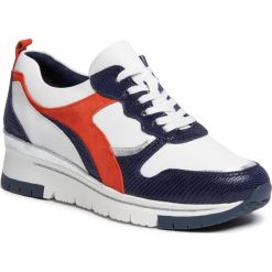 Sneakersy TAMARIS - 1-23780-24 Wht/Navy Comb. 135. Białe półbuty damskie Tamaris, bez wzorów, ze skóry, bez obcasa, bez zapięcia. W wyprzedaży za 279,00 zł.
