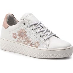 Sneakersy TOGOSHI - TG-09-02-000051 153. Białe półbuty damskie Togoshi, na co dzień, bez wzorów, ze skóry, bez obcasa, na płaskiej podeszwie, bez zapięcia. W wyprzedaży za 219,00 zł.