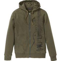 Bluza rozpinana z dużym nadrukiem Slim Fit bonprix ciemnooliwkowy. Zielone bluzy męskie bonprix, s, z nadrukiem, bez kołnierzyka, bez rękawów, bez kaptura. Za 79,99 zł.