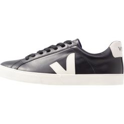 Veja ESPLAR LOGO Sneakersy niskie black/white. Czarne trampki i tenisówki damskie marki Veja, bez wzorów, ze skóry, bez zapięcia. Za 419,00 zł.
