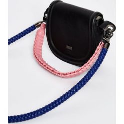 Listonoszka Pepe Jeans. Czarne nerki damskie Pepe Jeans, w paski, z jeansu, bez dodatków. Za 149,00 zł.