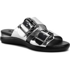 Klapki DKNY - Canya Double Buckle Slide K4900889 Silver. Szare klapki damskie DKNY, z materiału. W wyprzedaży za 479,00 zł.