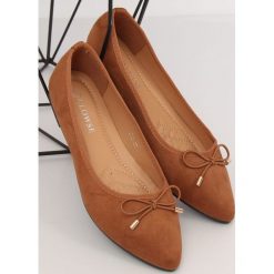 Baleriny z migdałowymi noskami camel 8F58 CAMEL. Brązowe baleriny damskie obuwie damskie, bez wzorów, z zamszu, klasyczne, bez obcasa. Za 45,90 zł.