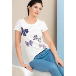 Bluzka z kokardkami. Bluzki damskie Monnari, z aplikacjami, z bawełny, bez kołnierzyka. Za 39,95 zł.