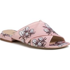 Klapki FURLA - Cross 1062212 S YC98 YJ1 Rosa Chiaro/Talco. Różowe klapki damskie Furla, bez wzorów, ze skóry, bez obcasa, na obcasie. W wyprzedaży za 439,00 zł.