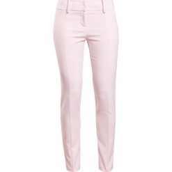 Patrizia Pepe Spodnie materiałowe soft rose. Różowe spodnie damskie Patrizia Pepe, bez wzorów, z elastanu. W wyprzedaży za 538,85 zł.