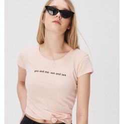Dopasowany t-shirt z hasłem - Różowy. T-shirty damskie Sinsay. W wyprzedaży za 7,99 zł.