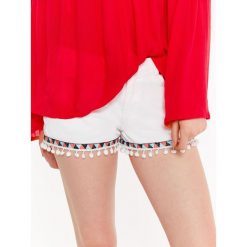 SZORTY DAMSKIE Z TAŚMĄ Z POMPONAMI. Białe szorty damskie marki Top Secret, na lato, m, z aplikacjami, z jeansu, eleganckie. W wyprzedaży za 34,99 zł.