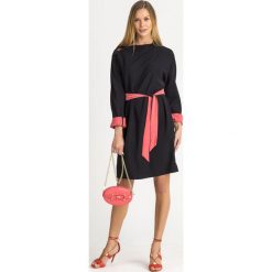 SUKIENKA EA7 Emporio Armani. Czarne sukienki damskie Emporio Armani, na imprezę, w paski, z materiału, z okrągłym kołnierzem, bez rękawów, mini. Za 1325,00 zł.