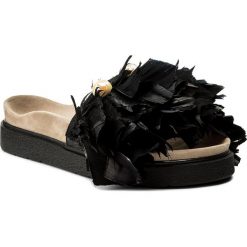Klapki INUIKII - Pearl Featers 3070 Black. Czarne klapki damskie marki Inuikii, z aplikacjami, ze skóry, bez obcasa. W wyprzedaży za 559,00 zł.