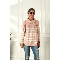 Sweter w kolorze jasnoróżowym. Różowe swetry damskie Swetry na chłodne dni, bez wzorów, bez rękawów, bez kaptura. W wyprzedaży za 119,95 zł.