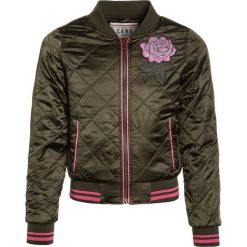 Cars Jeans KIDS BRIELLA Kurtka przejściowa army. Zielone kurtki chłopięce przejściowe marki Cars Jeans, z jeansu. W wyprzedaży za 206,10 zł.