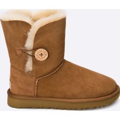 UGG - Buty Bailey Button II. Brązowe buty zimowe damskie marki Ugg, z futra, na obcasie. Za 999,90 zł.