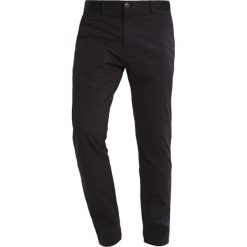 Chinosy męskie: Club Monaco CONNOR Chinosy black